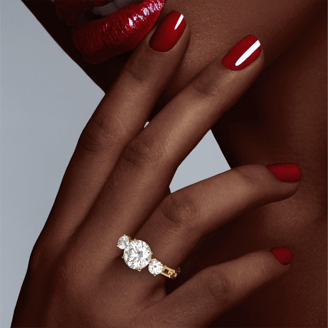 ROUND CUT DIAMOND ENGAGEMENT RING WITH A THREE STONE 16 LINKS SETTING IN 18K YELLOW GOLD