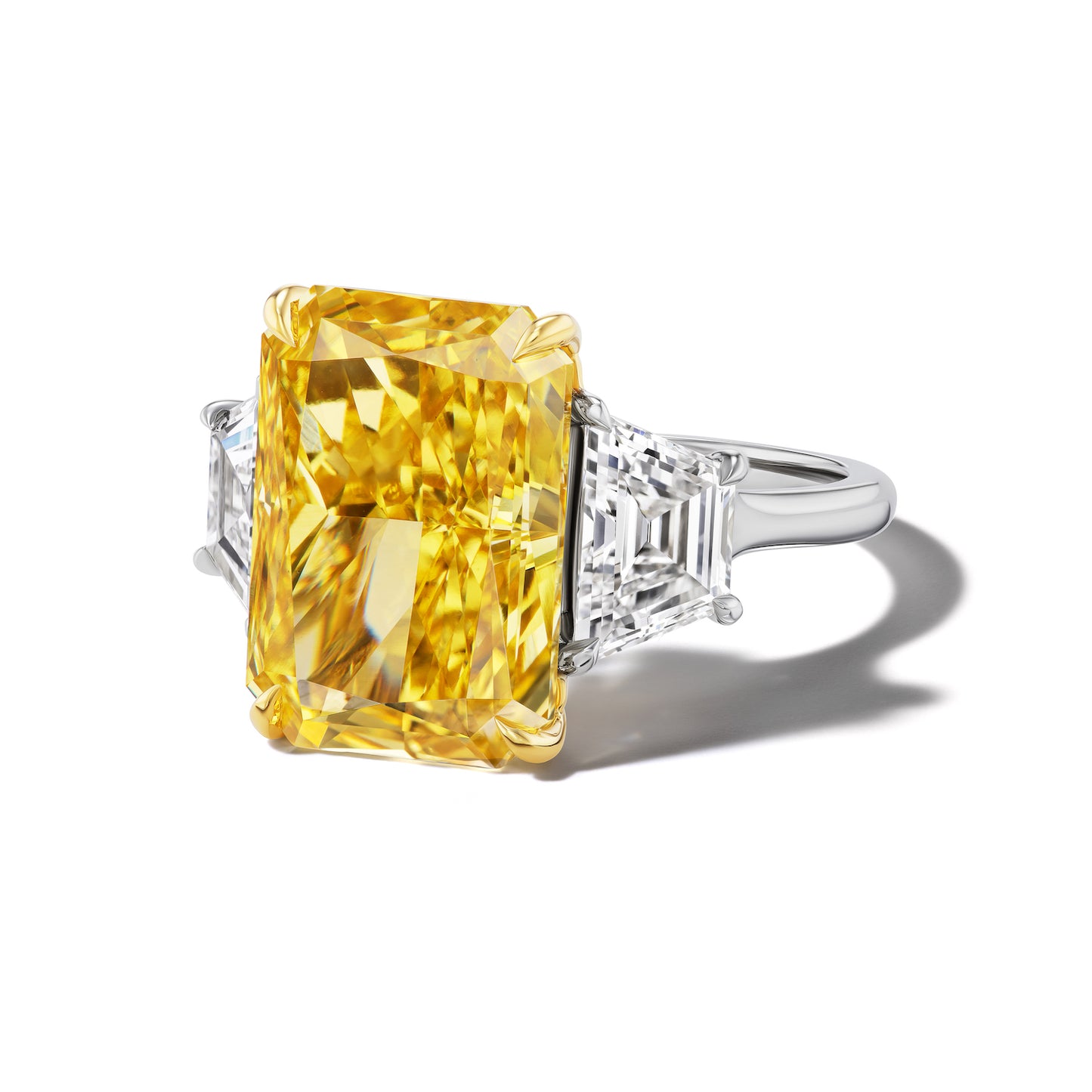 EMERALD CUT DIAMOND ENGAGEMENT RING WITH A TRAPEZOID FLANK THREE PHASES SLIM SETTING IN PLATINUM