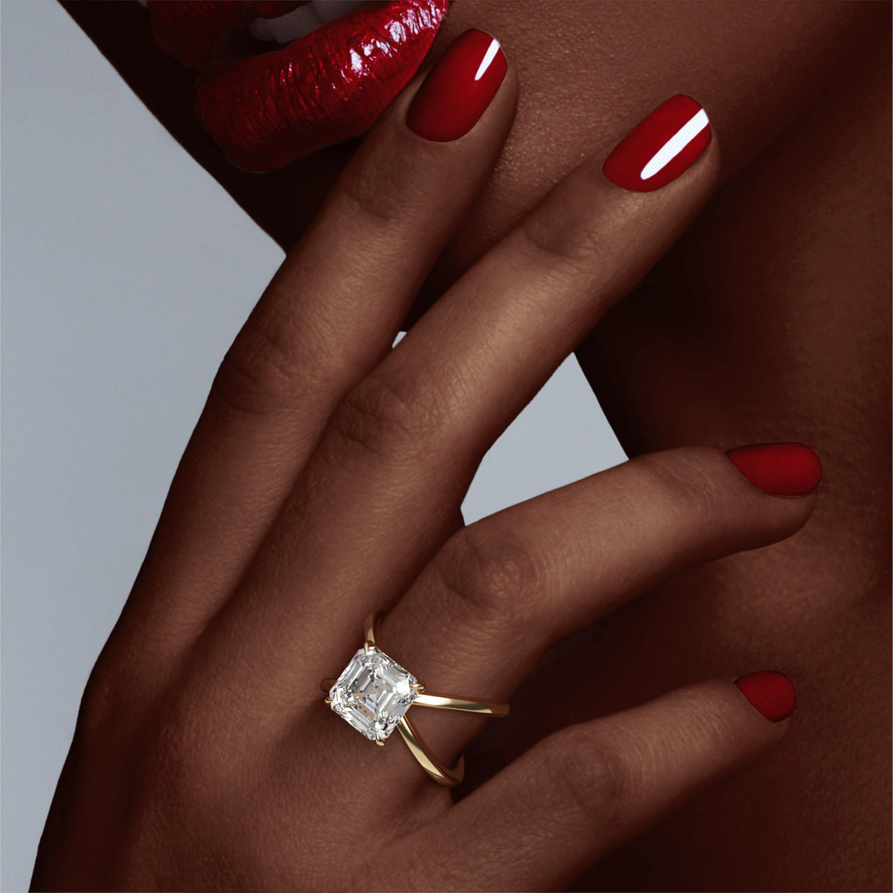 ASSCHER CUT DIAMOND ENGAGEMENT RING WITH A CLASSIC 4 PRONG AXIS SETTING IN 18K YELLOW GOLD
