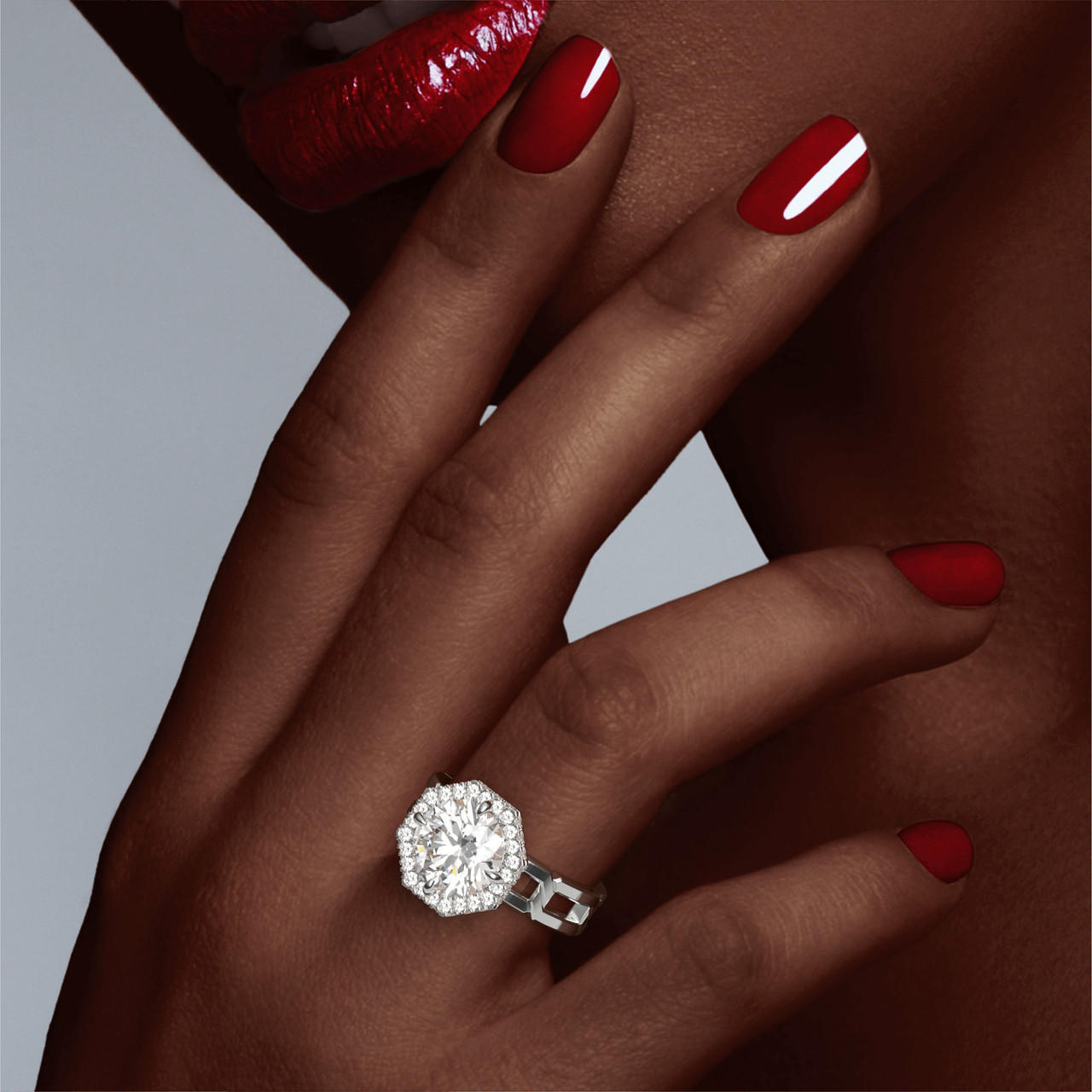 ROUND CUT DIAMOND ENGAGEMENT RING WITH AN OCTAGON HALO 8 LINKS SETTING IN PLATINUM