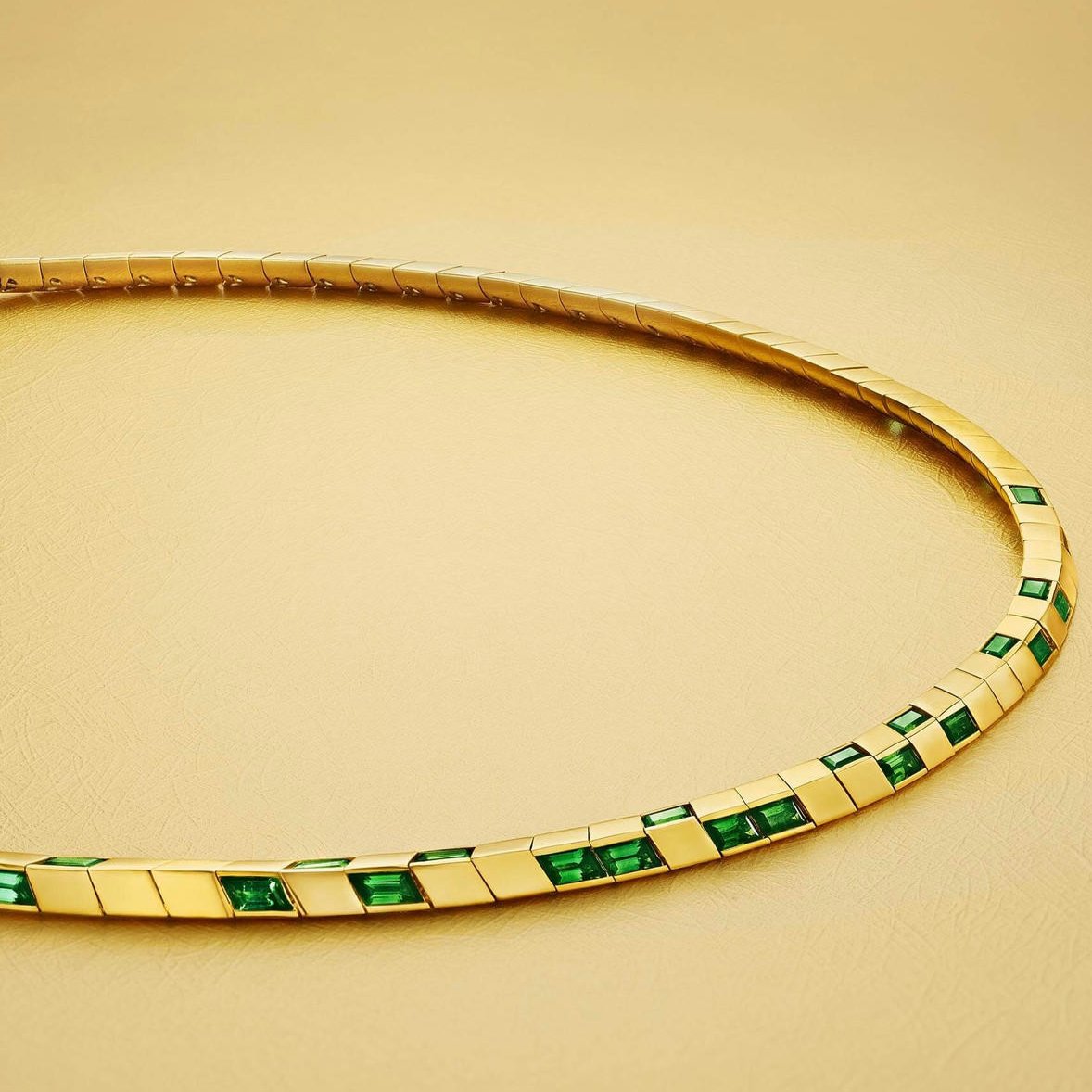 knife edge tennis necklace with tourmalines in 18 karat yellow gold