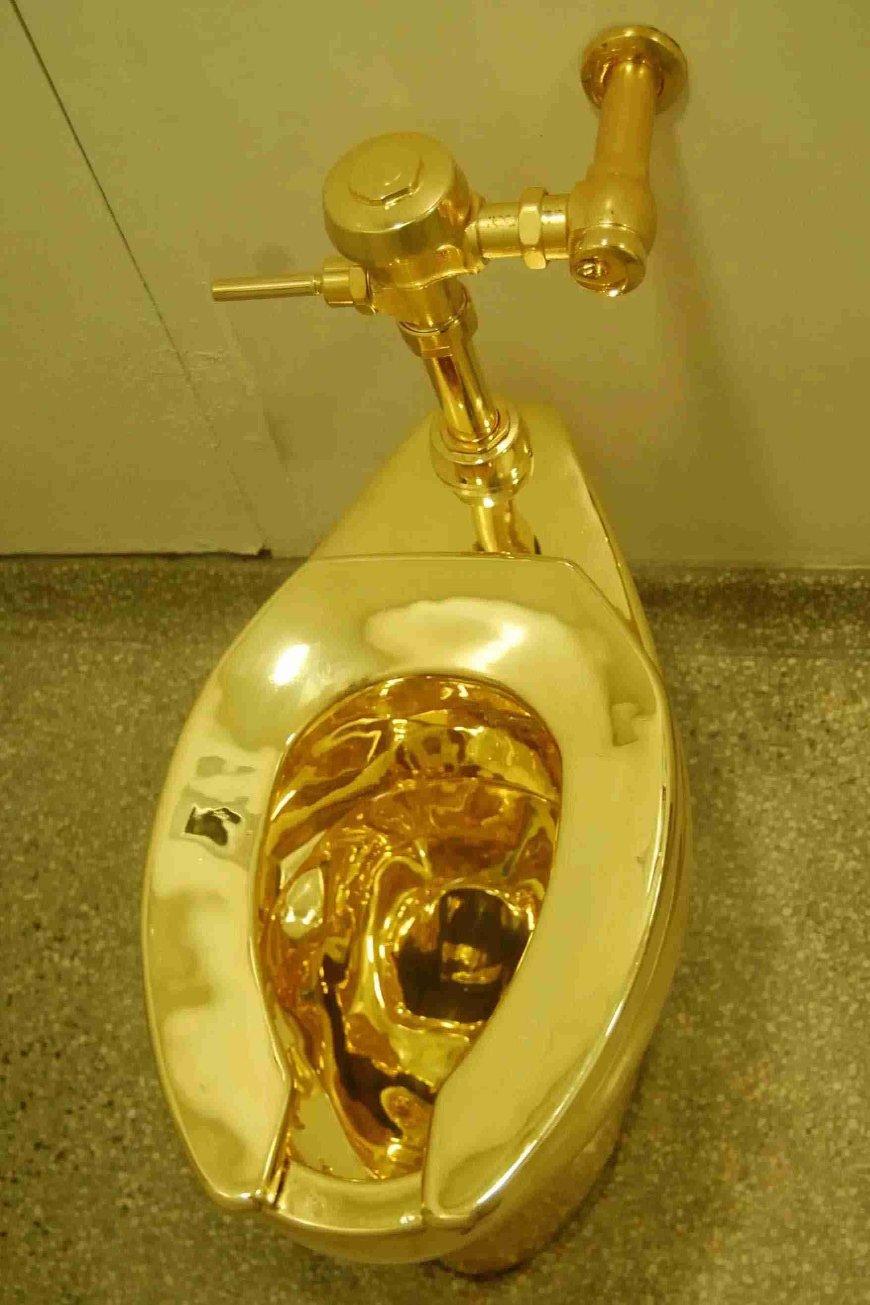 GOLD TOILET