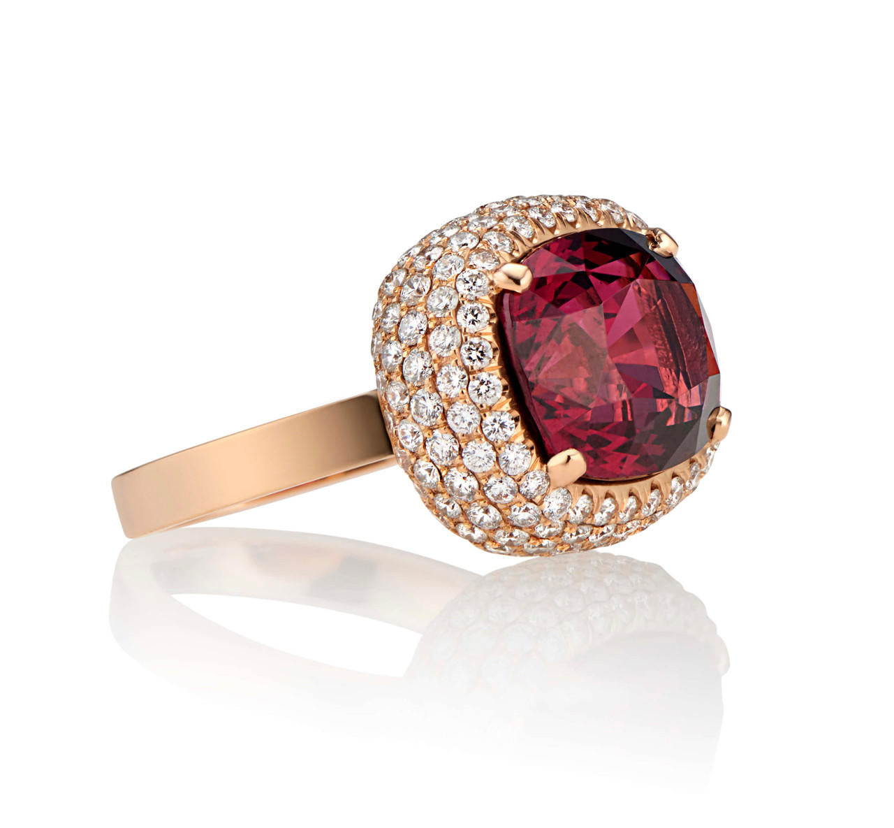 GARNET AND DIAMOND RING WITH PAVÉ BASKET