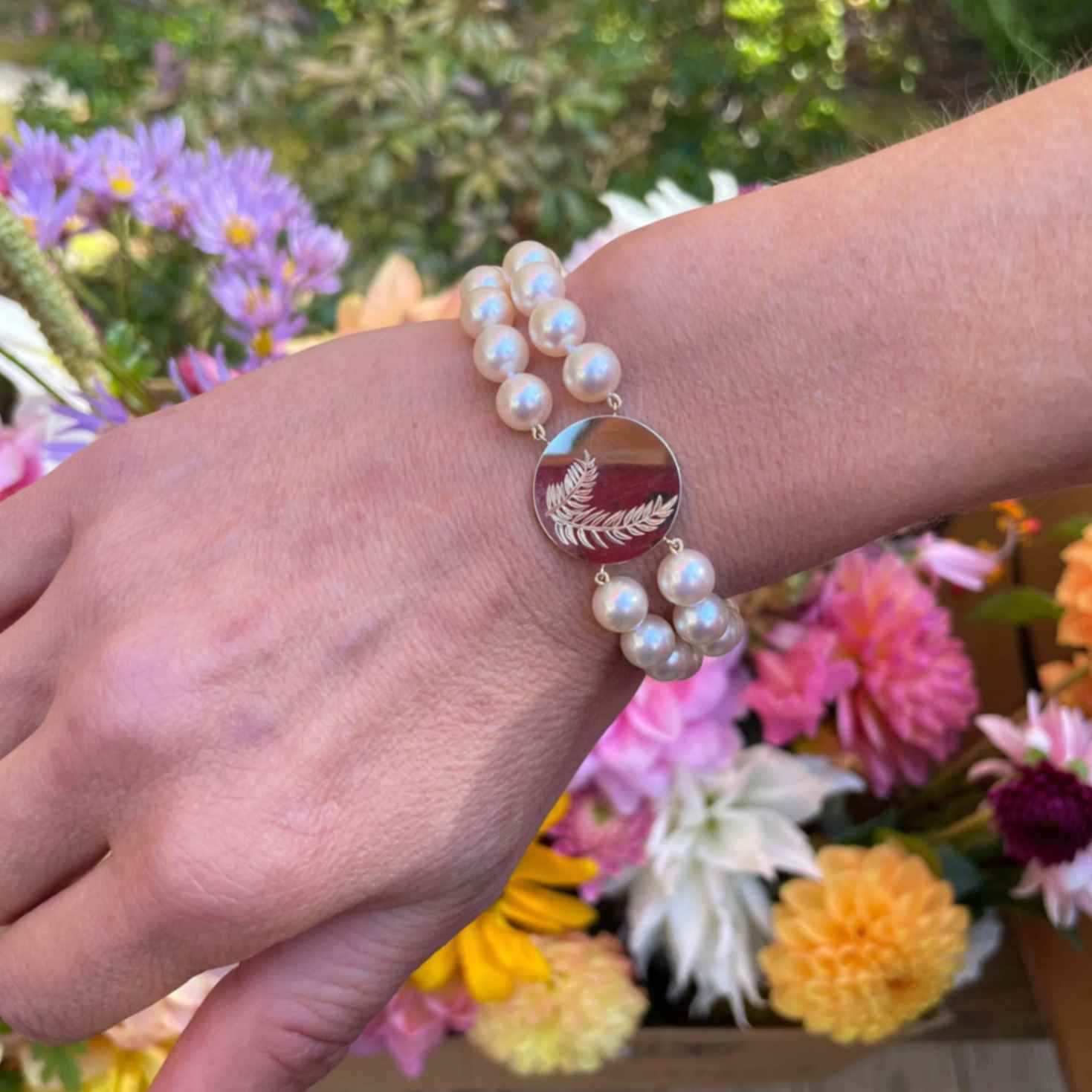 BESPOKE PEARL BRACELET WITH GOLD DISC