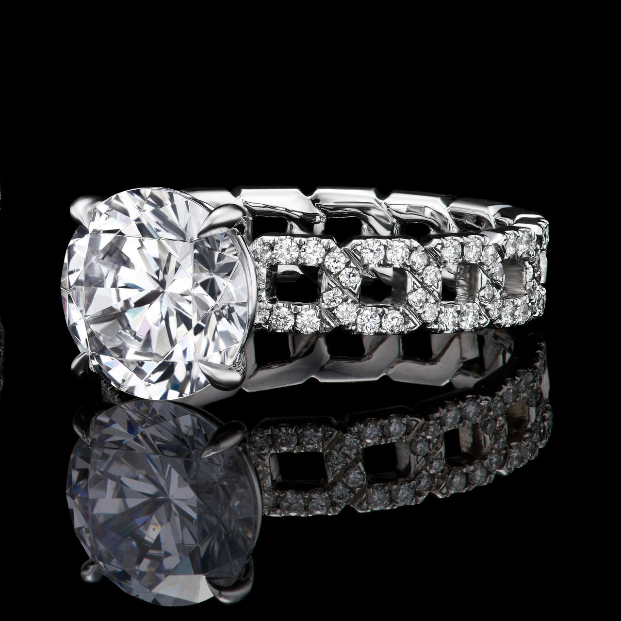 ROUND CUT DIAMOND ENGAGEMENT RING WITH A CLASSIC 4 PRONG 16 PAVE LINKS SETTING IN 18K YELLOW GOLD