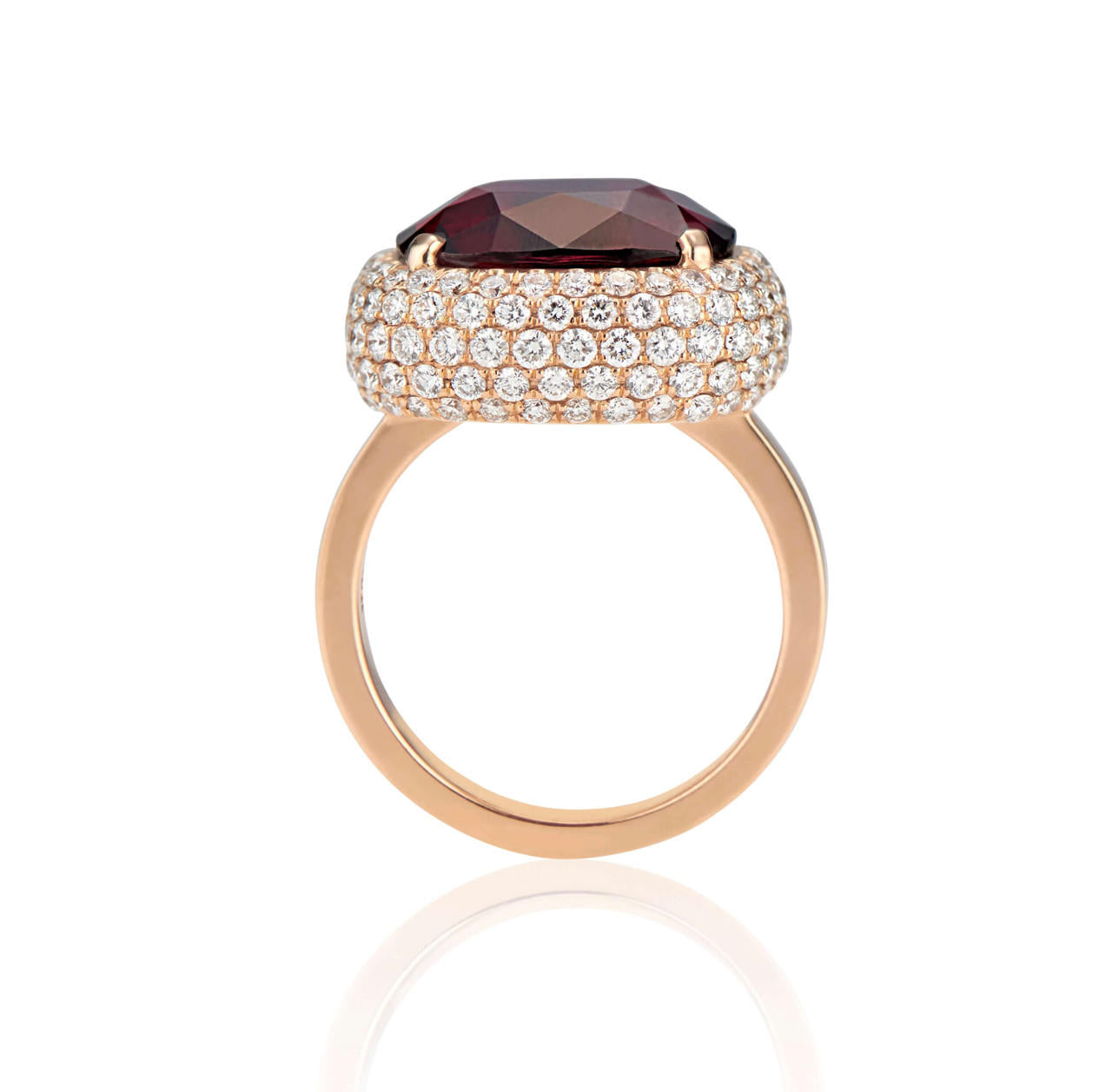 GARNET AND DIAMOND RING WITH PAVÉ BASKET